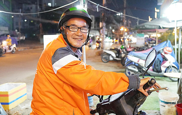 Ông Phan Bích Hải đã sang chạy hãng mới nhưng vẫn tiếc chiếc nón Gojek - Ảnh: AN VI